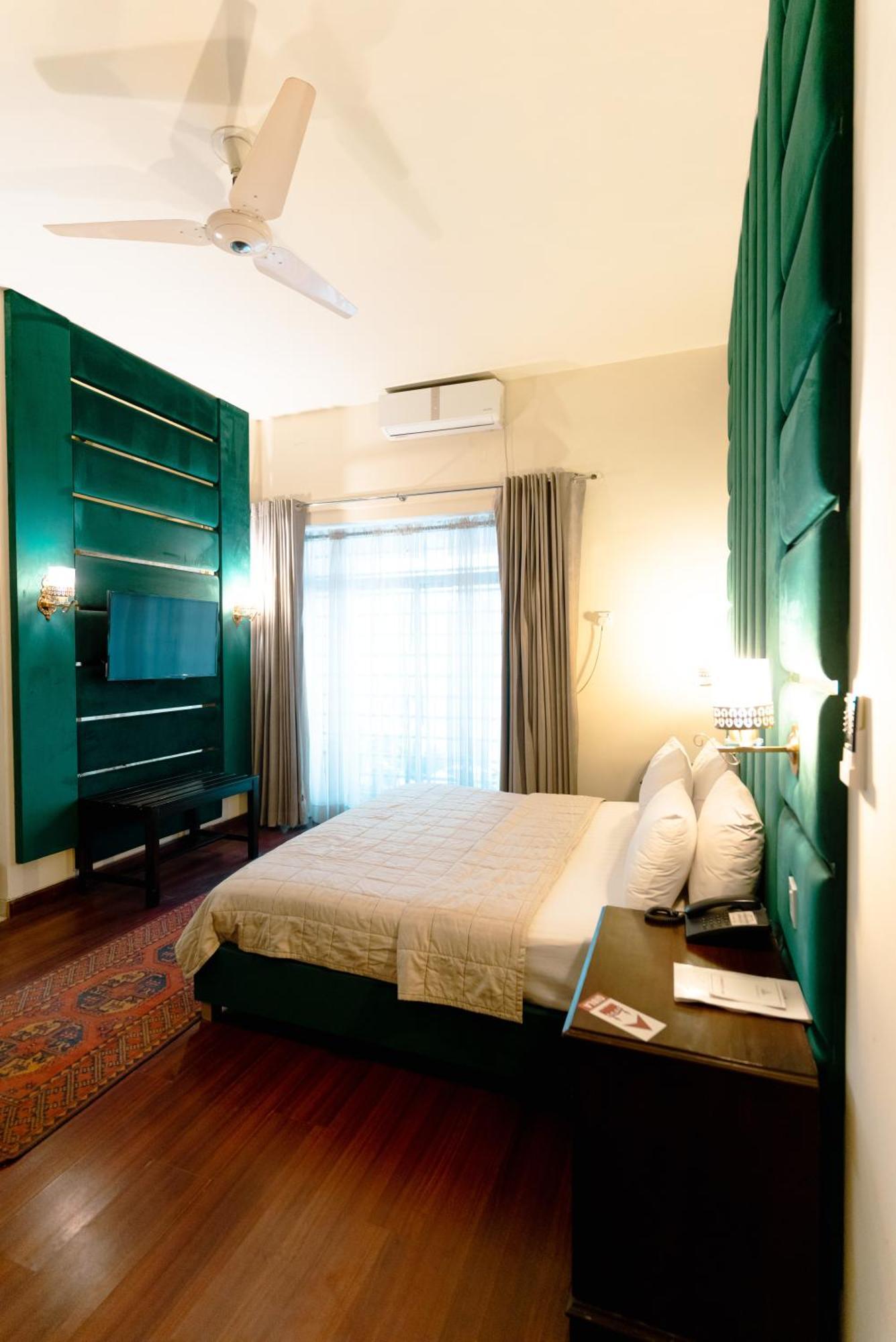 Vip House Peshawar Hotel Bagian luar foto