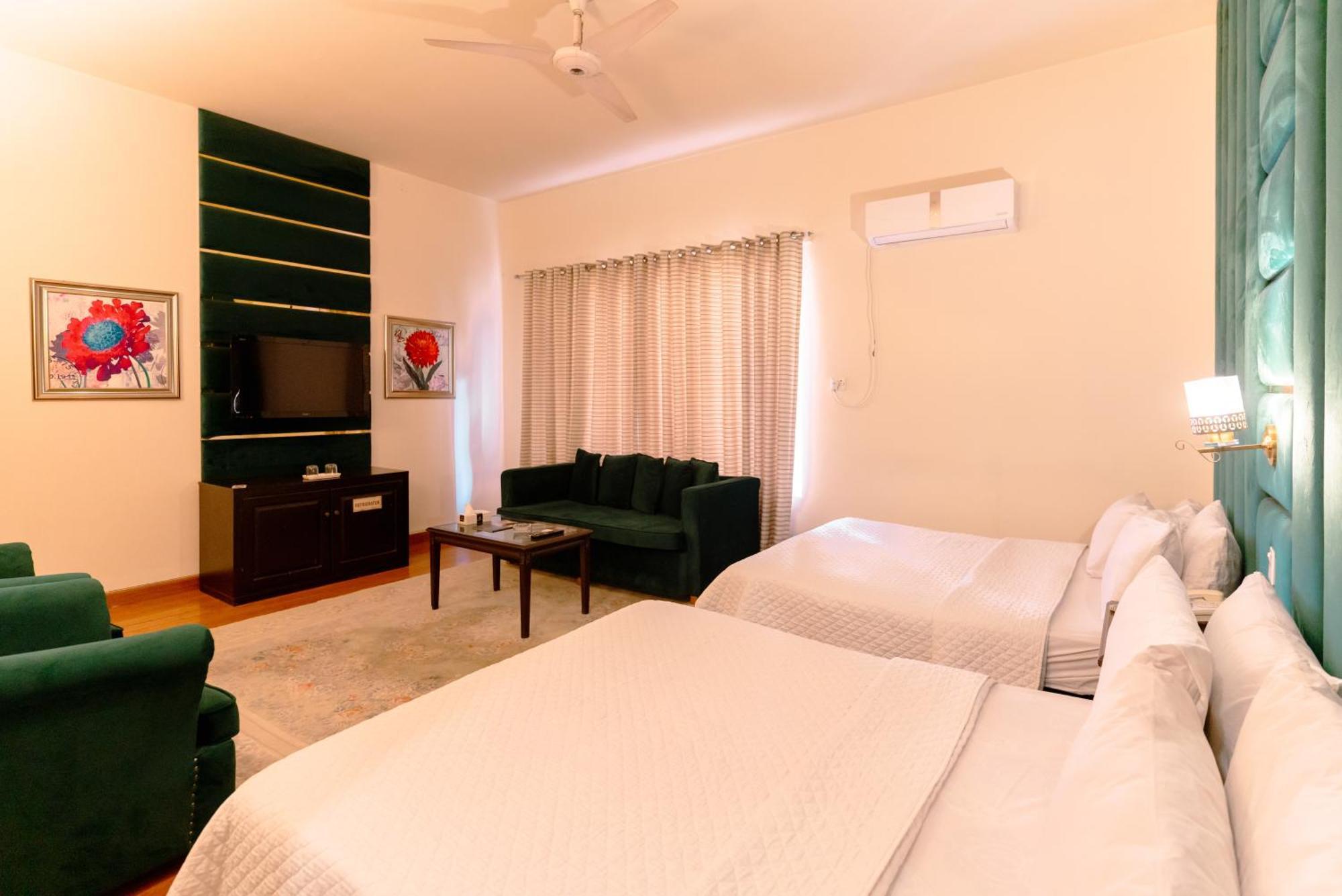 Vip House Peshawar Hotel Bagian luar foto