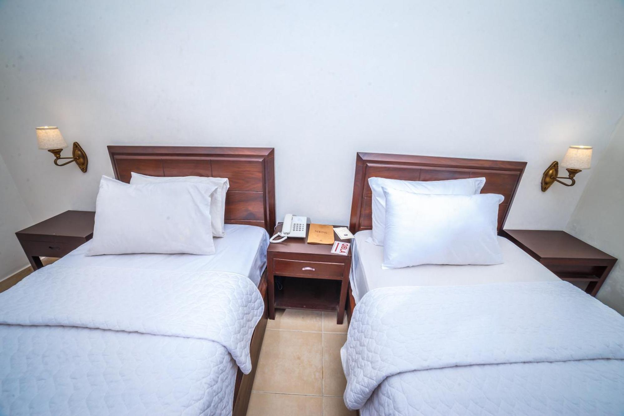 Vip House Peshawar Hotel Bagian luar foto