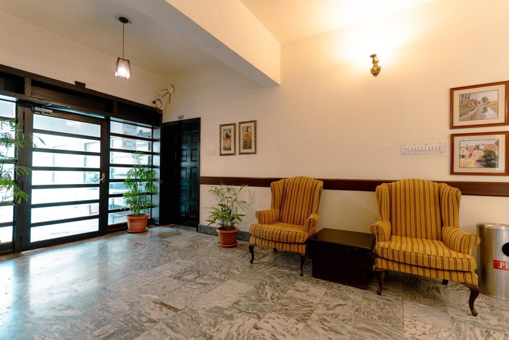 Vip House Peshawar Hotel Bagian luar foto
