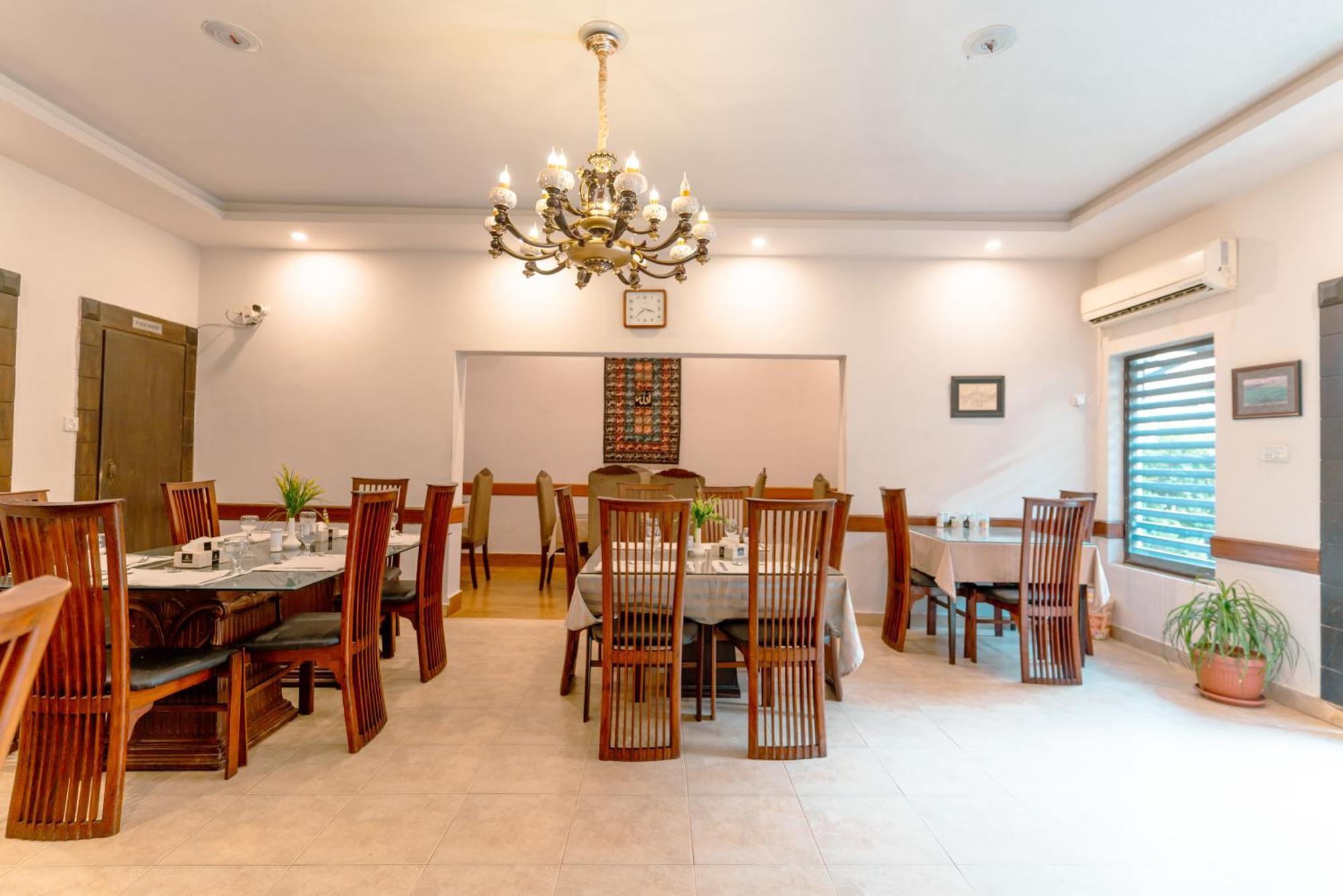 Vip House Peshawar Hotel Bagian luar foto