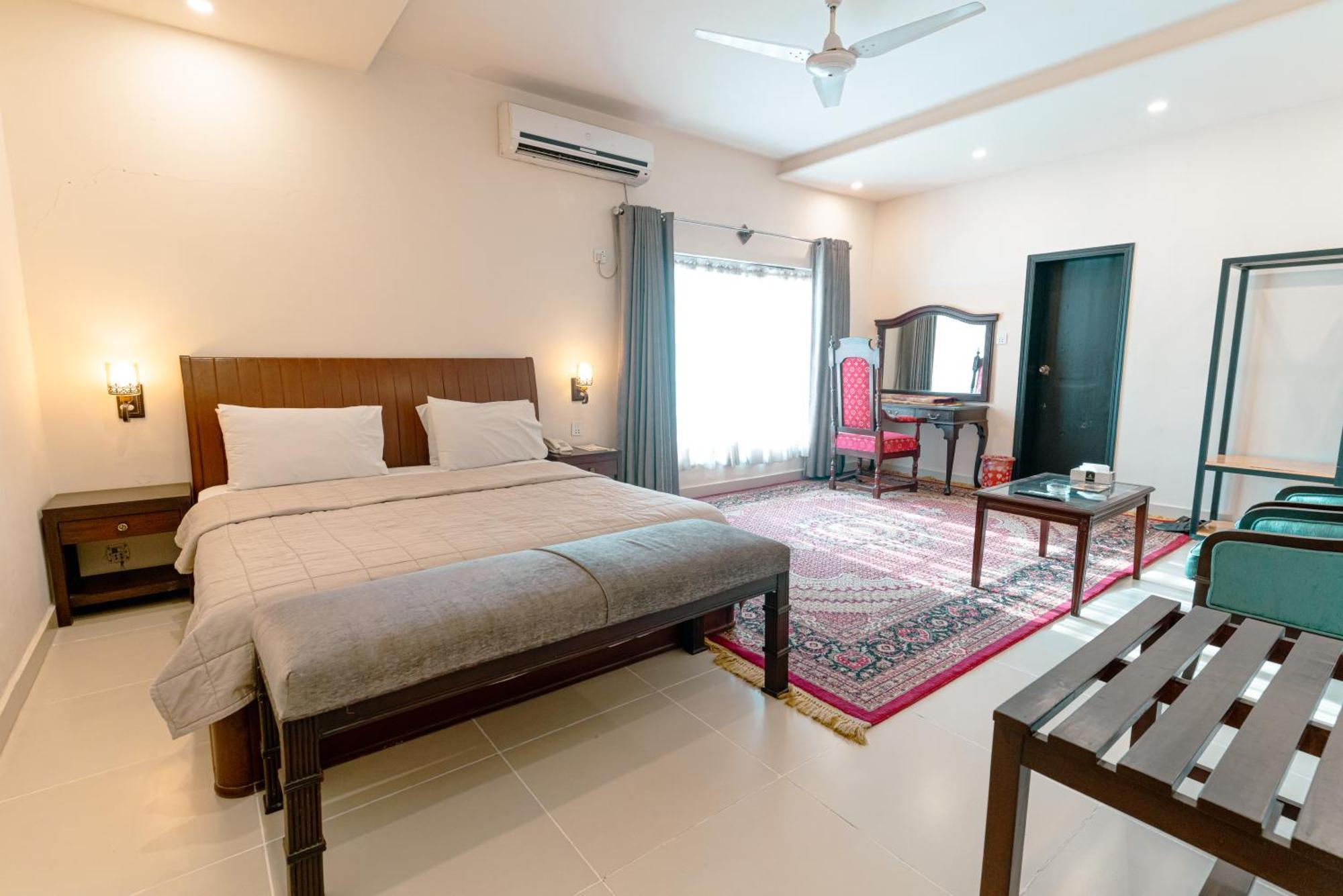 Vip House Peshawar Hotel Bagian luar foto