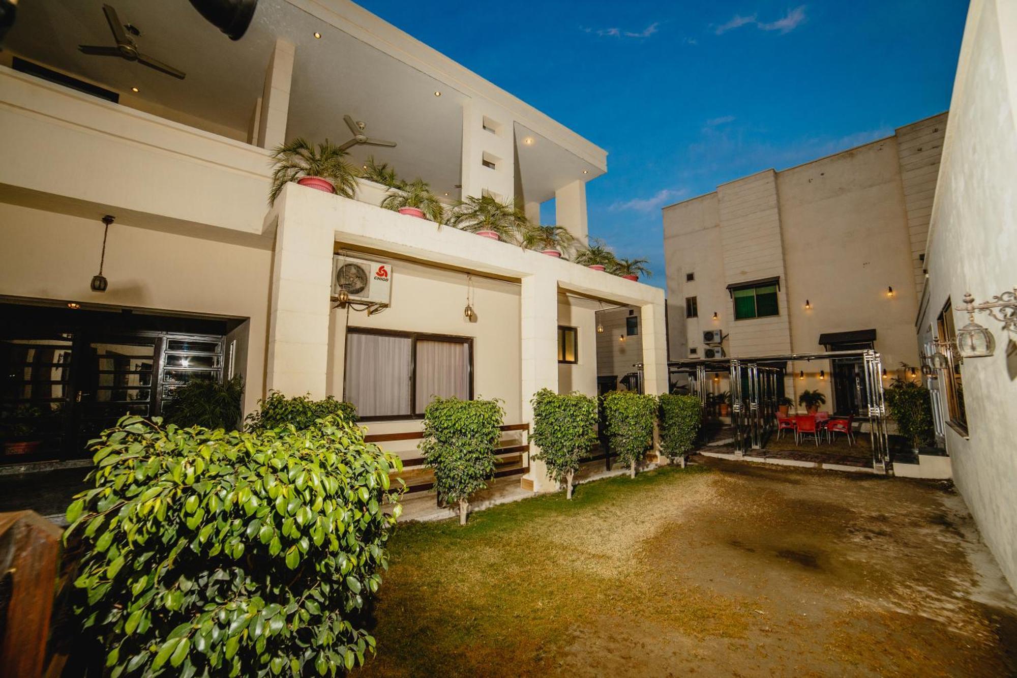 Vip House Peshawar Hotel Bagian luar foto