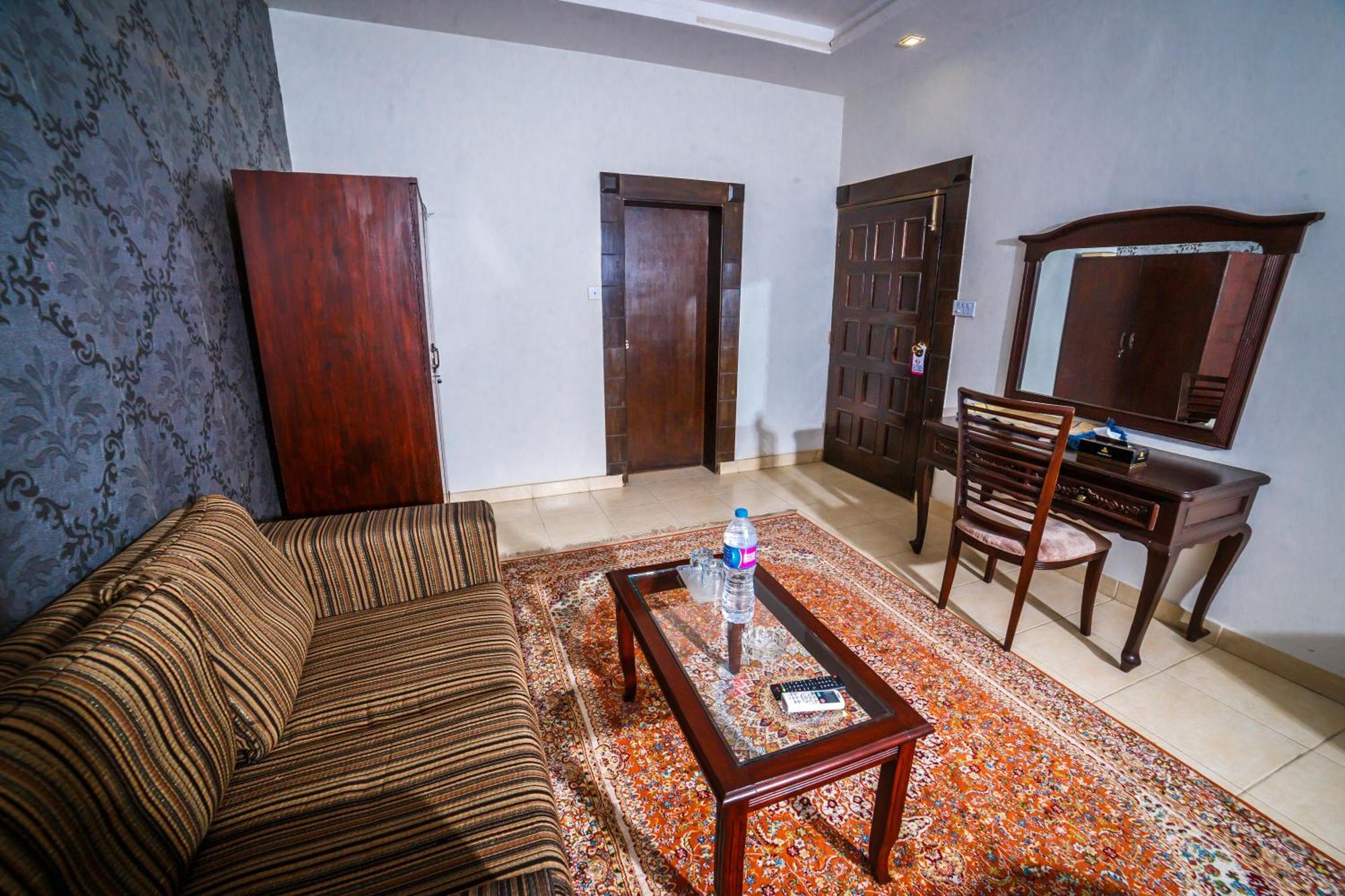 Vip House Peshawar Hotel Bagian luar foto